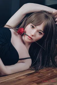 赤いバラを咥えた美しいラブドール