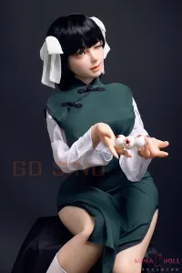 チャイナドレス姿の爆乳美女ドール