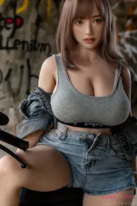 迫力のある胸元シリコンドール