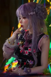 紫髪が映える美人等身大ラブドール