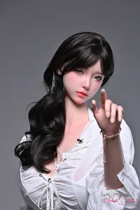 妖艶な笑みを浮かべる春晴リアルダッチワイフ