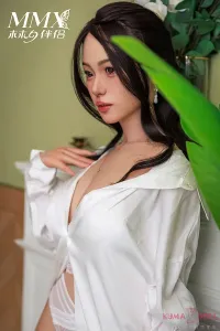 柔らかな肌質が魅力の等身大セックスドール