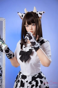 牛柄ビキニの美少女エロドール