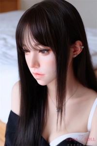 自然なDカップ曲線を持つ エッチドール