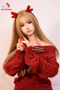 クリスマス装飾に囲まれた等身大ラブドール