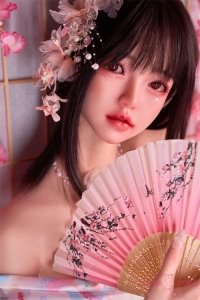 清楚な和風ロリータ衣装で佇む桜色ドレスのダッチワイフ