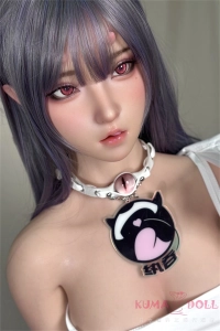 淡いピンクのメイクのかわいい美少女系リアル ラブドール