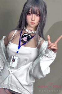 ピースサインを添えた仕草が愛らしいらぶどーる