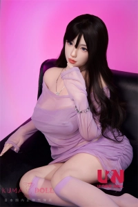 ソファーに座ってるセクシー清楚系らぶどーる